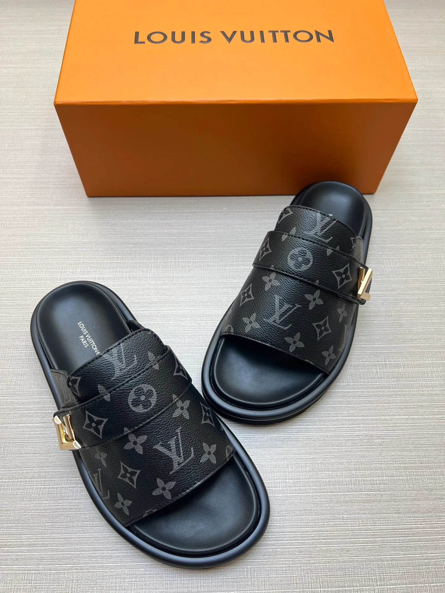 Factory price: 360💰【LOUIS VUITTON】Louis Vuitton, LV printing, men's and women's slippers are on the market, drawer box packaging with cloth bag, card, the upper pattern looks very soft and waxy, super versatile leg slimming artifact. Fabric: imported denim/canvas/old fabric, LV hardware LOGO, official website pattern printing, comfortable to wear, foot pads: high elastic men's shoes💰U water table. Sole: foam sole, heel height: about 5cm. Code number: 35-46, 35, 45, 46 are custom-made and non-returnable. Color: multiple colors and styles available.